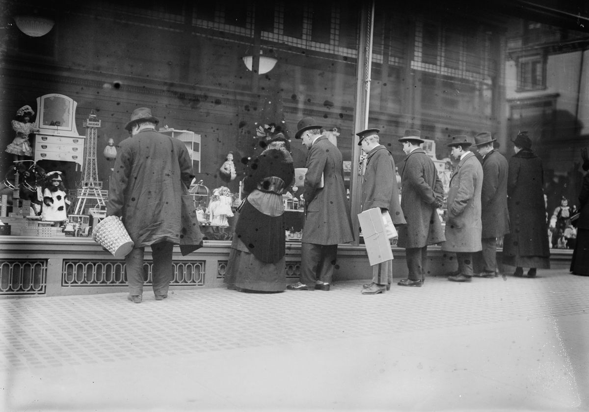 Window Shopping In New York City – December 1910